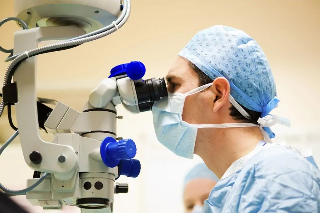 Ophthalmologist using-zeiss-microscope-1200